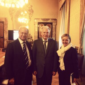 Pierluigi Piselli con il Rettore della Statale di Economia di San Pietroburgo Prof. Maksimtsev e Maria Grazia Esposito dell'ANCE